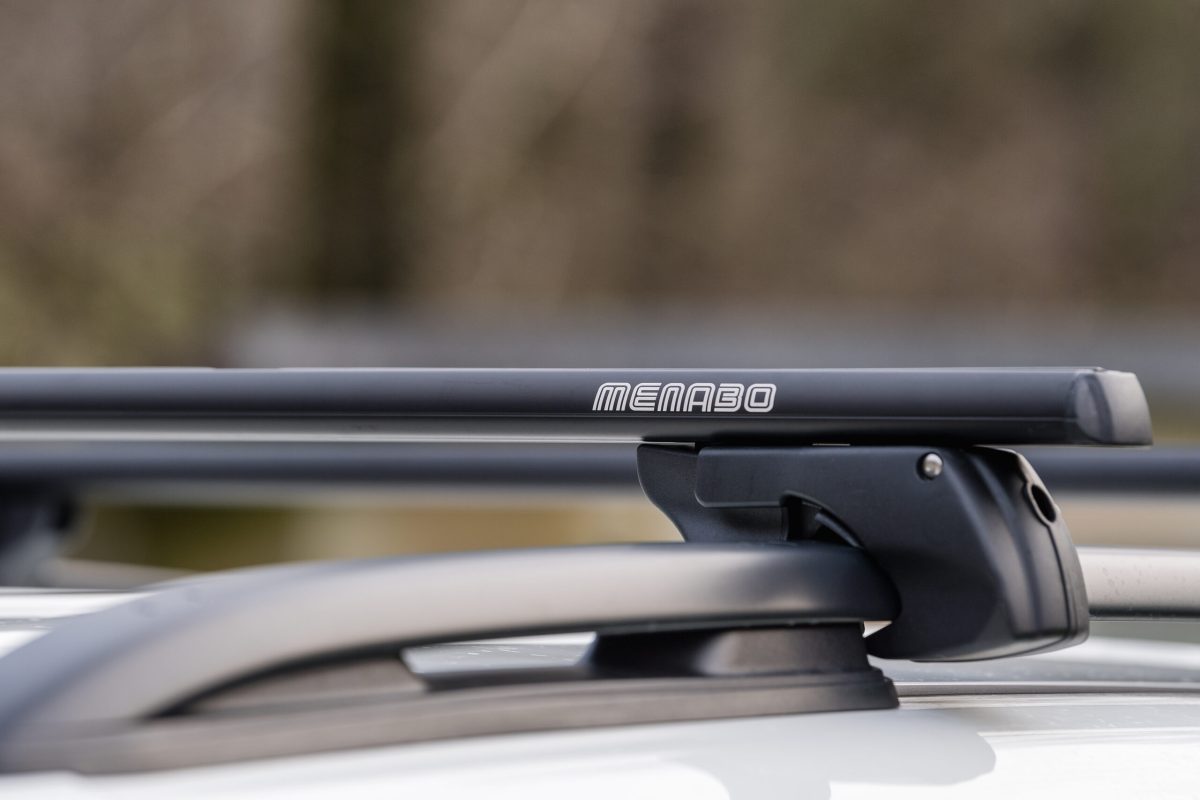 MENABO ΜΠΑΡΕΣ ΟΡΟΦΗΣ ΑΛΟΥΜΙΝΙΟΥ SHERMAN XL BLACK 135 cm ΣΕ ΜΑΥΡΟ ΧΡΩΜΑ ΓΙΑ Dodge Durango 5 doors 2004>2009 ΜΕ RAISED RAILS (Παράλληλες Μπάρες με Κενό) - 2 ΤΕΜ. (12290/MB)